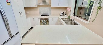 Hornsby 5BR Peaceful Oasis with Wifi & Garage