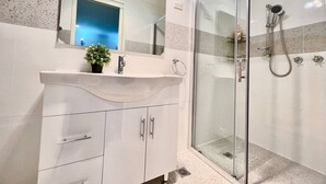 Bathroom - Hornsby 5BR Peaceful Oasis with Wifi & Garage (Hornsby)
