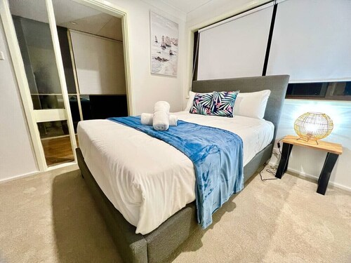 Hornsby 5BR Peaceful Oasis with Wifi & Garage