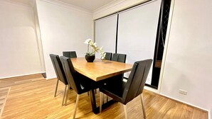 Dining - Hornsby 5BR Peaceful Oasis with Wifi & Garage (Hornsby)
