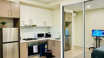 Refrigerador, microondas, horno y parrilla de estufa