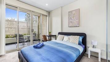 Tabla de planchar con plancha, wifi y ropa de cama