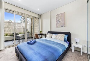 Tabla de planchar con plancha, wifi y ropa de cama 