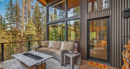 Black Diamond Chalet - private mountain luxury, 5 min to Tamarack, 2 min to Lake