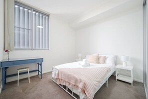 2 bedrooms, iron/ironing board, WiFi, bed sheets - Canterbury fashion 2Br steps to Train & Woolworths (Canterbury)
