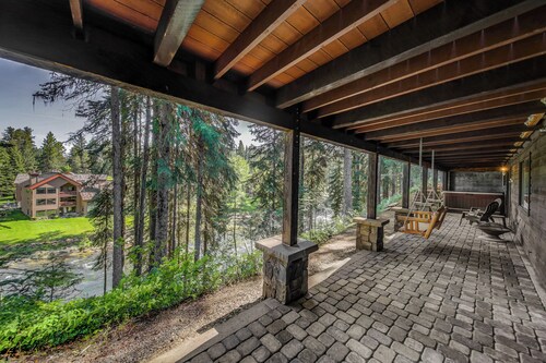 Rio River Lodge- Riverfront home in McCall with sauna, hot tub, game room