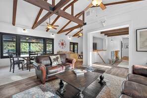 TV connectée, cheminée, table de tennis de table, livres