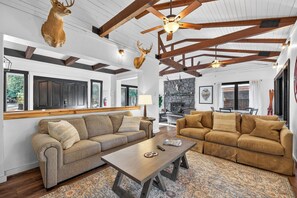Smart TV, fireplace, ping pong, books - Rio River Lodge- Riverfront home in McCall with sauna, hot tub, game room (McCall)