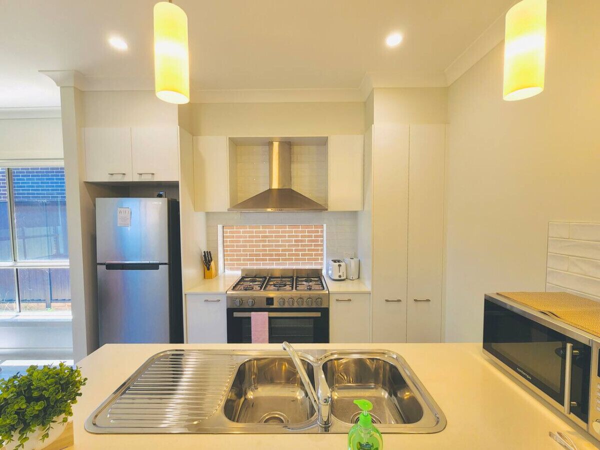 Réfrigérateur, micro-ondes, tables à manger