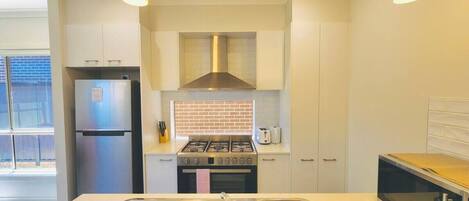 Kühlschrank, Mikrowelle, Esstisch