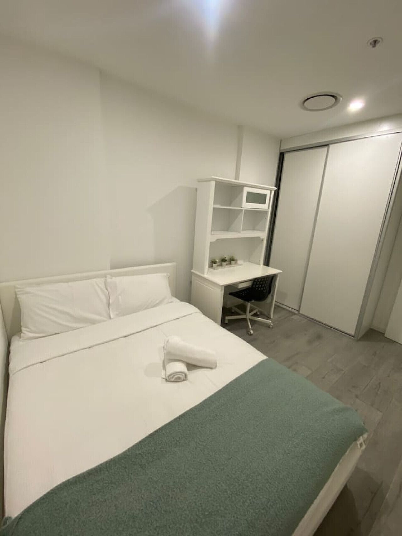 Escritorio, wifi y ropa de cama 