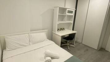 Escritorio, wifi y ropa de cama