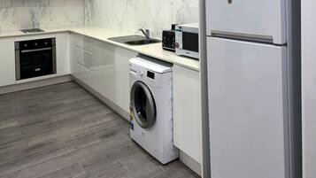 Réfrigérateur, four, batterie de cuisine, vaisselle et ustensiles