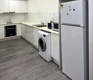 Réfrigérateur, four, batterie de cuisine, vaisselle et ustensiles