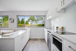 冰箱、微波炉、烤箱、炉灶