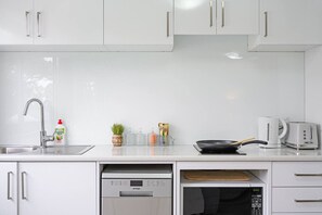 Kylskåp, mikrovågsugn, ugn och spishäll