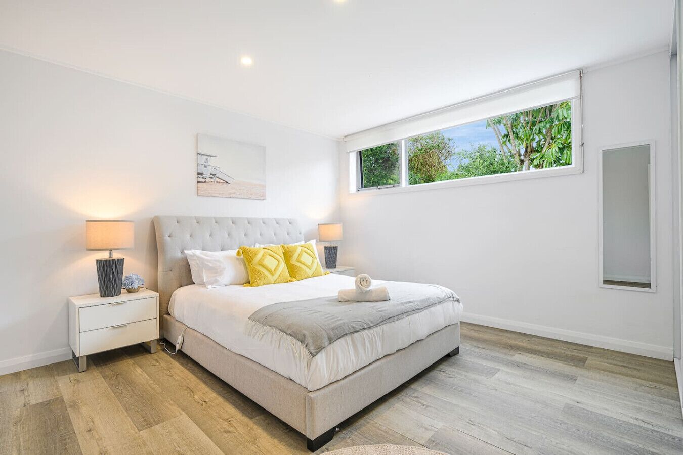 Een strijkplank/strijkijzer, wifi, beddengoed