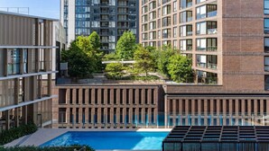 Ein modernes Gebäude mit Dachgarten und Swimmingpool.