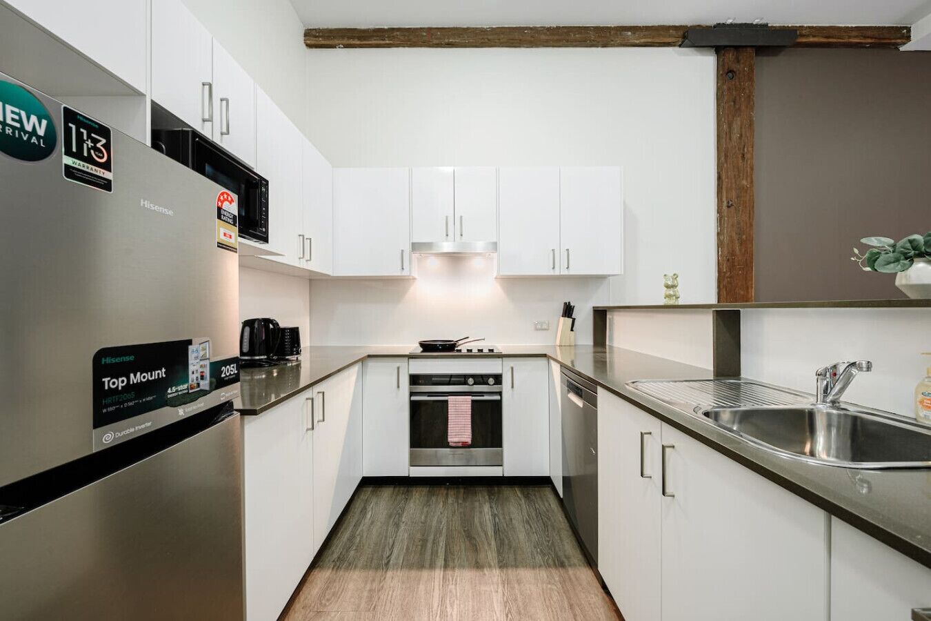 冷蔵庫 、電子レンジ、オーブン、コンロ