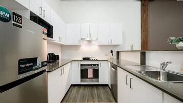 Réfrigérateur, micro-ondes, four, plaque de cuisson