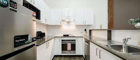 Réfrigérateur, micro-ondes, four, plaque de cuisson