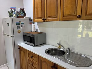 Private kitchen - Spacious air-conditioned unit with king size bed, close to town & hospital (Manunda)
