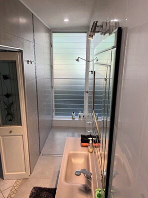 Shower, hair dryer, towels, soap - Spacious air-conditioned unit with king size bed, close to town & hospital (Manunda)