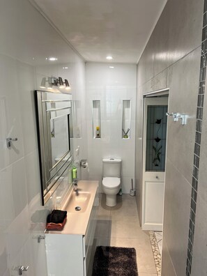 Shower, hair dryer, towels, soap - Spacious air-conditioned unit with king size bed, close to town & hospital (Manunda)