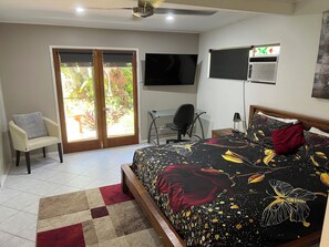 1 bedroom, iron/ironing board, free WiFi, bed sheets - Spacious air-conditioned unit with king size bed, close to town & hospital (Manunda)