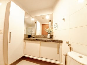 Comfort Apartment | Bathroom - Carneiros Beach Resort by CTA (Tamandaré)