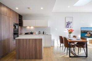 Dining - Waterloo 2Br town close to Train/Shopping/Hospital (Waterloo)