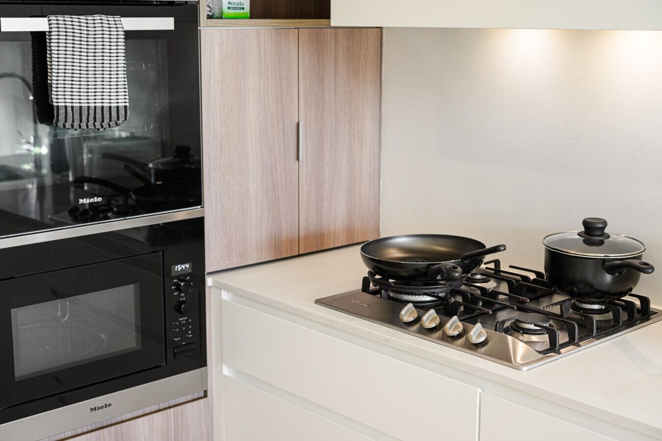 雪櫃、微波爐、焗爐、爐具