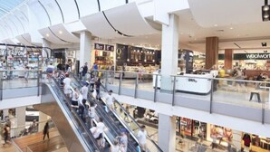 Een meerlaags winkelcentrum met roltrappen die de verschillende verdiepingen verbinden.