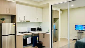 Kylskåp, mikrovågsugn, ugn och spishäll