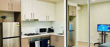 Kjøleskap, mikrobølgeovn, ovn og kokeplater