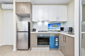 Refrigerador, microondas, horno, placa de cocina