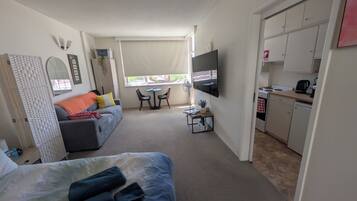 Iron/ironing board, WiFi, bed sheets