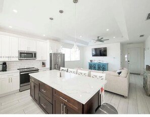 Coffee/tea maker, fridge, microwave, oven - Magic ocean view. A beautiful place to be happy. (Marathon)