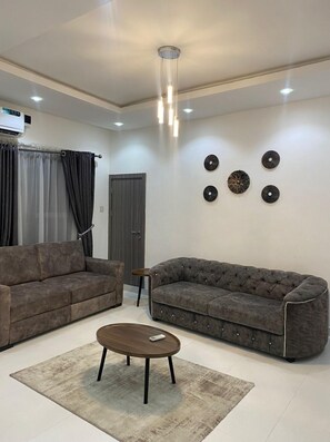 Smart TV - 1 Bedroom En-Suite, Wi-Fi, Secured, 24/7 Power (Lekki)