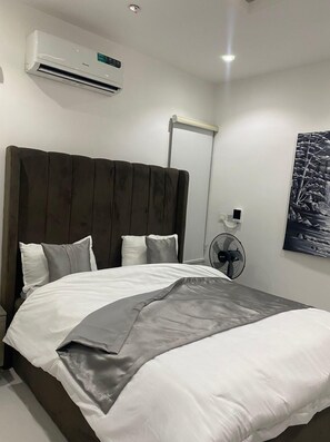 Iron/ironing board, WiFi, bed sheets - 1 Bedroom En-Suite, Wi-Fi, Secured, 24/7 Power (Lekki)