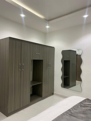 Iron/ironing board, WiFi, bed sheets - 1 Bedroom En-Suite, Wi-Fi, Secured, 24/7 Power (Lekki)