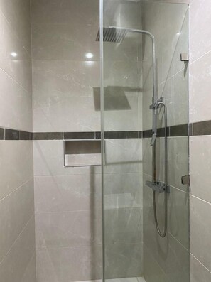 Douche, serviettes fournies, savon, papier toilette
