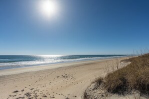 On the beach - Oceanfront Condo, Beach Access, Shared Pool, & Hot Tub (Hatteras)