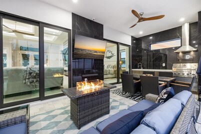 Modern Coastal Escape with Private Heated Saltwater Pool&Spa-Minutes to Beaches