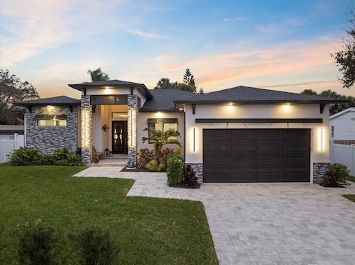 Modern Coastal Escape with Private Heated Saltwater Pool&Spa-Minutes to Beaches