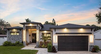 Modern Coastal Escape with Private Heated Saltwater Pool&Spa-Minutes to Beaches
