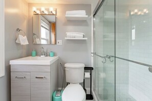 Shower, hair dryer, bidet, towels - Colorful Cozy Retreat • Super Seamless NYC Commute (Jersey City)