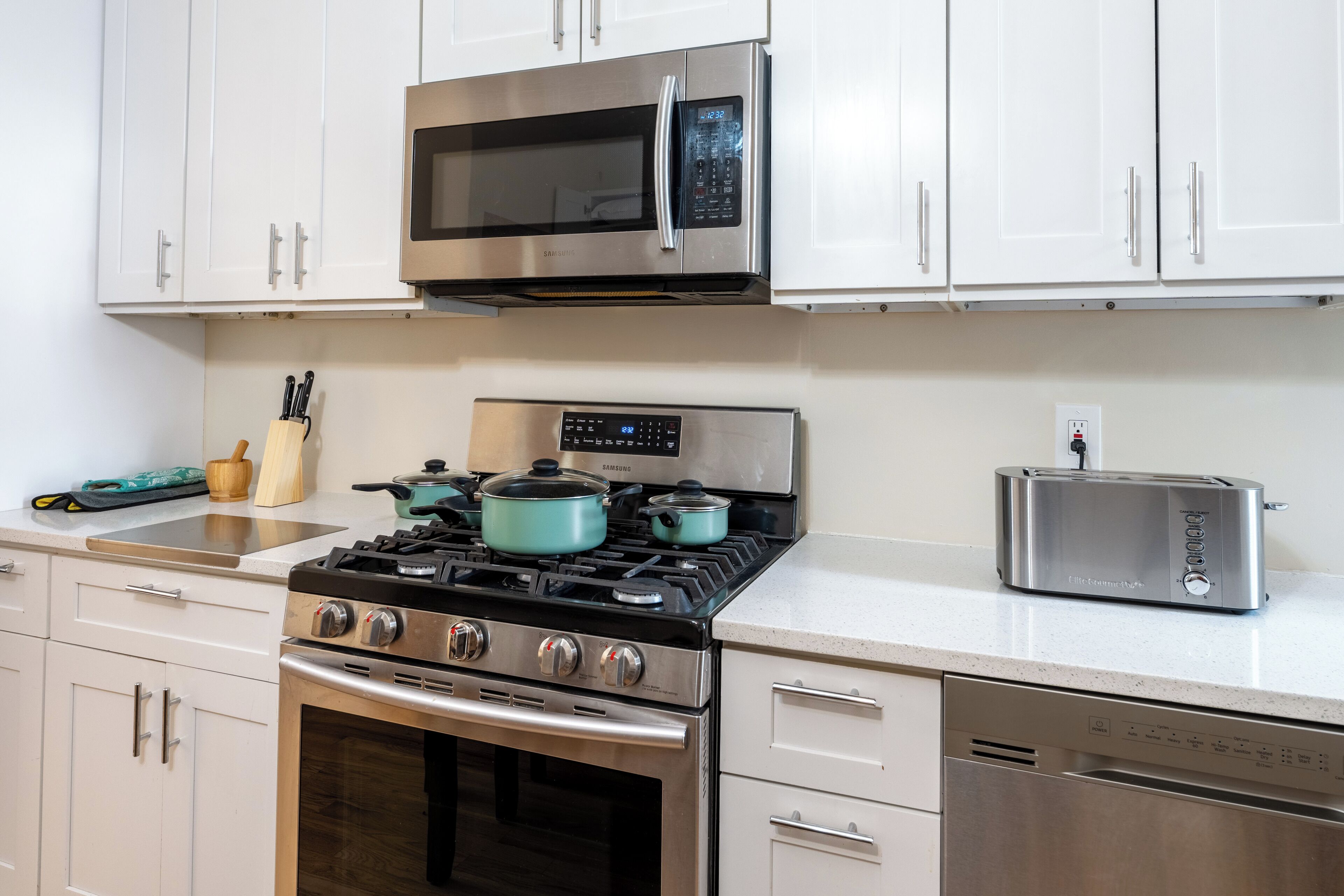 Mikrobølgeovn, ovn, kokeplater og oppvaskmaskin