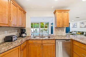 Mikrobølgeovn, ovn, kokeplater og oppvaskmaskin