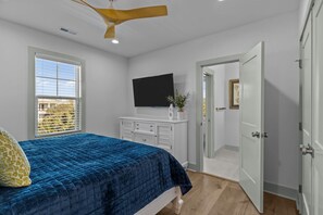 6 bedrooms, desk, iron/ironing board, free WiFi
